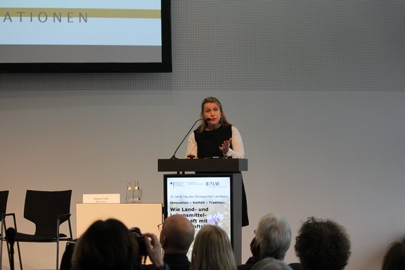 Alexandra Wandel, Vorstandsvorsitzende des World Future Council, hält die Festrede zum Jubiläum
