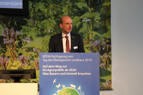 Peter Röhrig, Geschäftsführer des BÖLW, konstatiert, dass der Bund alle Register ziehen muss, damit Bauern, die Öko machen wollen, das auch können.