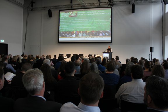 Alexandra Wandel vom Word Future Council hält eine Festrede und benennt motivierende Öko-Projekte weltweit