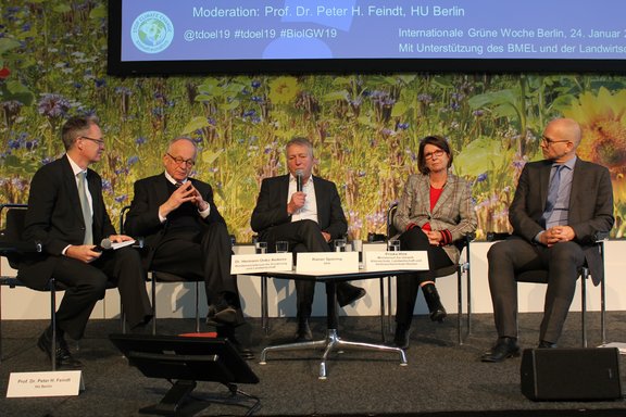 Die Paneldiskussion mit Moderator Prof. Dr. Peter H. Feindt (HU Berlin), Dr. Hermann Onko Aeikens (BMEL), Rainer Spiering (SPD), Priska Hinz (Hessische Landwirtschaftsministerin) und Dr. Alexander Gerber (BÖLW) zur Zukunft der EU-Agrarpolitik.