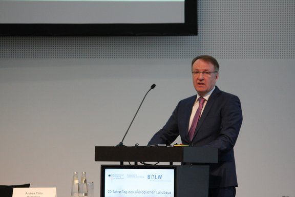 Walter Dübner, Unterabteilungsleiter des Bundeslandwirtschaftsministeriums, spricht von den Vorzügen des Ökolandbaus