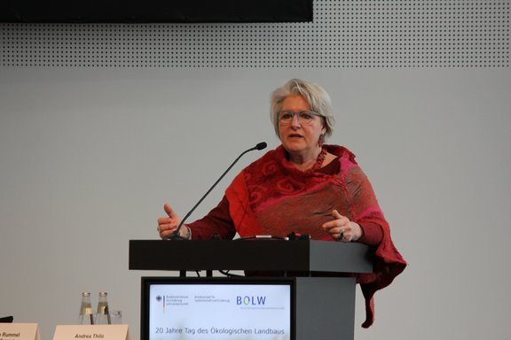 Bio-Winzerin Susanne Rummel macht klar, wie ökologischer Schutz von Pflanzen praktisch geht - mit pilzwiderständigen Reben und Pioniergeist