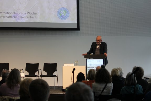 Jürgen Heß, Professor an der Universität Kassel und von Anfang an Jurymitglied des Bundeswettbewerbs Ökologischer Landbau spricht über Bio-Pioniere und ihre Innovationen der letzten 20 Jahre